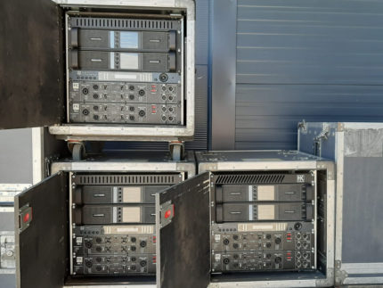 2 рэка (каждый рэк содержит 2+1  x LAB FP10000+, 1x HK Audio Firnet) Контроллер, 2 соединительные панели HK Audio PB5)